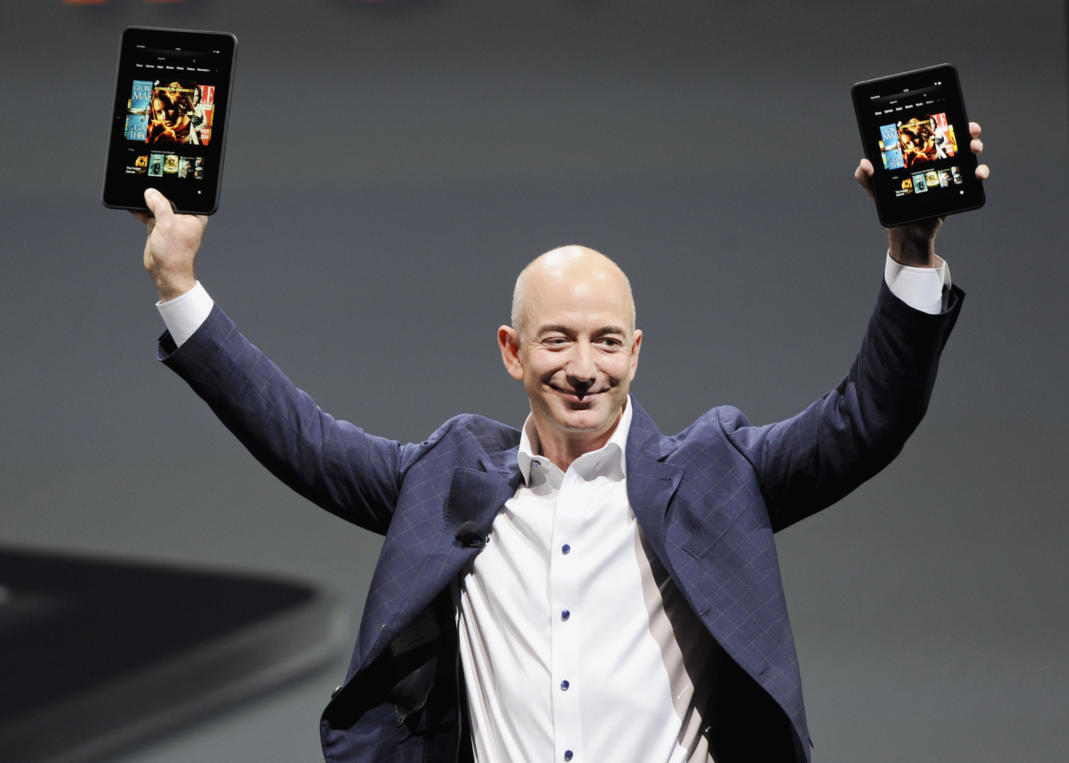 Кто самый главный. Миллиардер Джефф Безос. Kindle Amazon Безос. Джефф Безос с деньгами. Jeff Bezos in 2012.